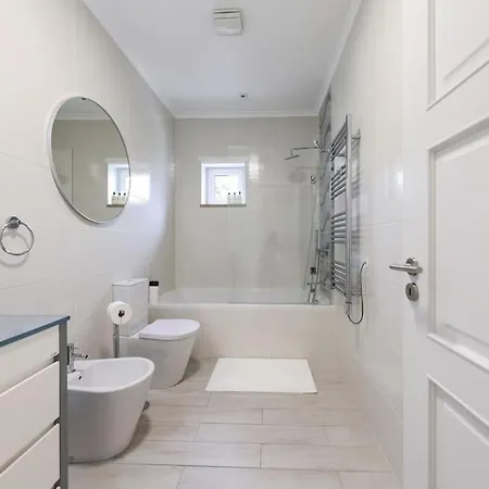 Апартаменты Close To Everything Bright Modern