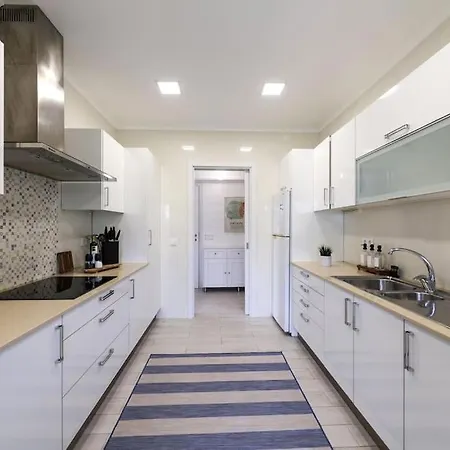 Апартаменты Close To Everything Bright Modern