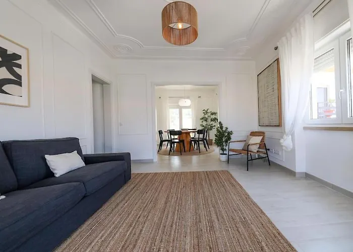 Close To Everything Bright Modern 纳扎雷